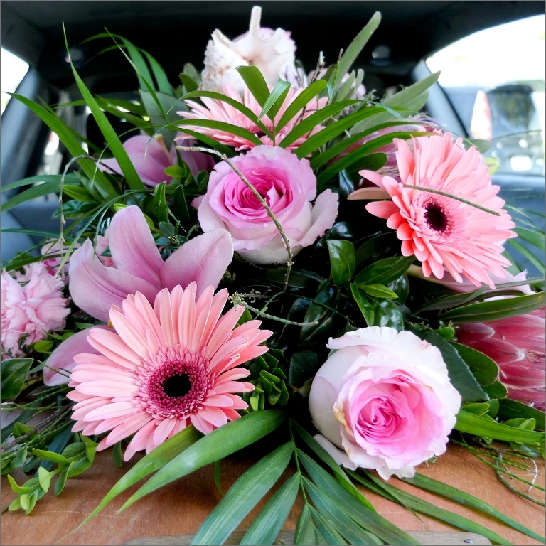 bukiet dużych, różowych kwiatów